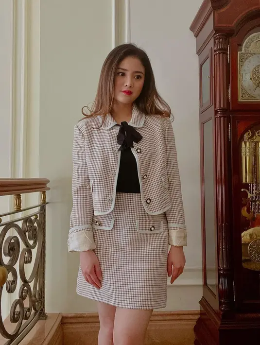 Valencia Tanoesoedibjo kerap tampil bergaya korean look mengenakan two piece tweed blazer warna pastel yang manis, kalem, dan elegan. [Instagram].