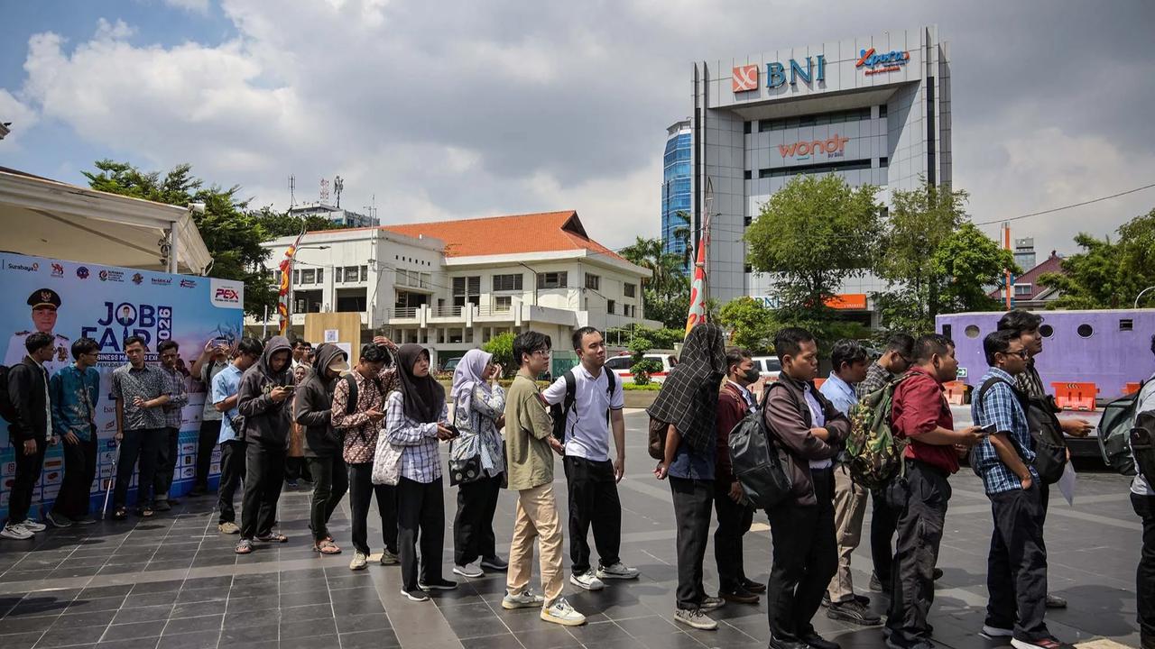 FOTO: Antrean Pencari Kerja Mengular di Job Fair Surabaya 2026