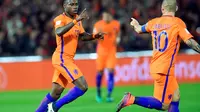 Wesley Sneijder (kanan) tengah merayakan gol Belanda ke gawang Belarusia (REUTERS/United Photos/Toussaint Kluiters)