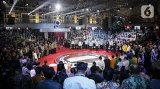 Suasana halaman Gedung Komisi Pemilihan Umum (KPU) sesaat sebelum acara debat perdana Calon Presiden pada Pilpres 2024, Jakarta, Selasa (12/12/2023). (Liputan6.com/Faizal Fanani)