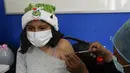 Seorang anak menerima dosis vaksin covid-19 Sinopharm di La Paz, Bolivia, Kamis (9/12/2021). Presiden Bolivia Luis Arce mengizinkan vaksinasi anak berusia antara 5 hingga 11 tahun untuk menekan laju peningkatan infeksi COVID-19 di negara itu. (AP Photo/Juan Karita)