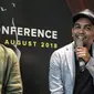 Musisi Yovie Widianto dengan Glenn Fredly memberi keterangan saat konferensi pers Konser Tanda Mata Glenn Fredly, Jakarta, Jumat (10/8). Konser tersebut akan digelar pada 30 September 2018 di Ciputra Artpreneur, Jakarta. (Liputaqn6.com/Faizal Fanani)