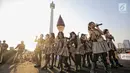 Aksi para personel girlband JKT48 saat tampil dalam puncak Kirab Obor Asian Games 2018 di Monas, Jakarta, Sabtu (18/8). Obor Asian Games 2018 diarak dari Monumen Nasional (Monas) menuju Stadion Utama Gelora Bung Karno (SUGBK). (Liputan6.com/Faizal Fanani)