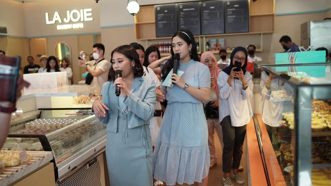 Prilly Latuconsina hadir dengan bisnis di bidang kuliner roti dan kue yang bernama LA JOIE Bakery Café.