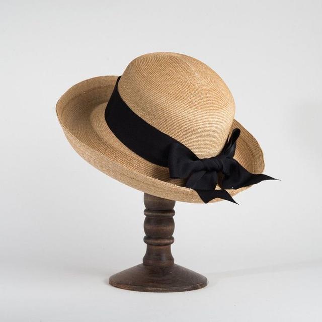 Topi Feodora untuk Menampilkan Kesan Wajah yang Tegas