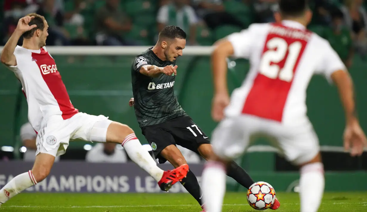 Pemain Sporting CP Pablo Sarabia (tengah) menendang bola saat melawan Ajax pada pertandingan Grup C Liga Champions di Stadion Alvalade, Lisbon, Portugal, Rabu (15/9/2021). Ajax menang 5-1. (AP Photo/Armando Franca)