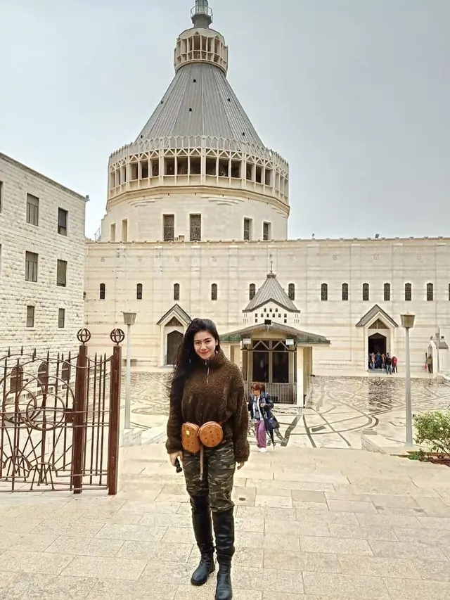 7 Momen Wisata Religi Felicya Angelista, Dari Gereja Gantung Hingga Laut Mati