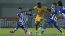 Bhayangkara tidak ketinggalan dengan mengandalkan kerja sama Ezechiel dan Renan Silva. Namun sayang serangan demi serangan yang dilakukan masih berhasil diamankan penjaga gawang Persiraja. (Foto: Bola.com/M iqbal Ichsan)