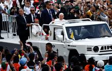 FOTO: Momen Paus Fransiskus Naik Maung Pindad Sapa Jemaat Misa Suci di GBK, 'Viva Il Papa' Menggema