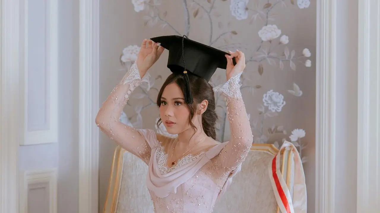 8 Pesona Putri Negeri Dongeng Nadin Amizah dengan Balutan Kebaya Wisuda yang Terinspirasi dari Bridgerton