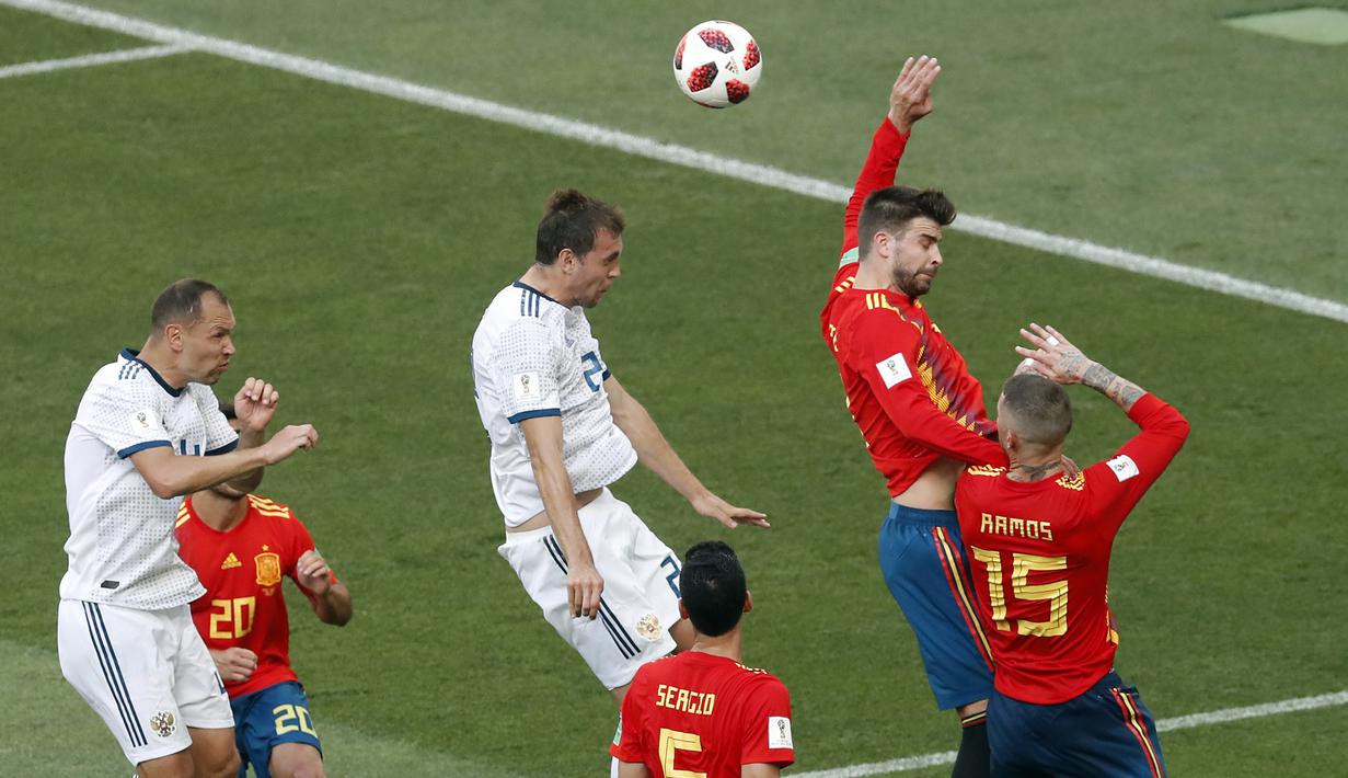 Gerard Pique (2kanan) tertangkap kamera melakukan handsball di area penalti pada laga 16 besar di Luzhniki Stadium, Moskow, Rusia, (1/7/2018). Rusia dan Spanyol bermain imbang 1-1. (AP/Vincent Michel)
