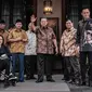 Capres nomor urut 02 Prabowo Subianto (tiga kanan) bersama Ketum Partai Demokrat Susilo Bambang Yudhoyono (empat kanan) foto bersama jelang menggelar pertemuan di kawasan Mega Kuningan, Jakarta, Jumat (21/12). (Liputan6.com/FaizalFanani)