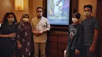 Gubernur DKI Jakarta Anies Baswedan dan keluarganya menonton film Cut Nyak Dhien di bioskop. (Foto: akun Instagram @aniesbaswedan)