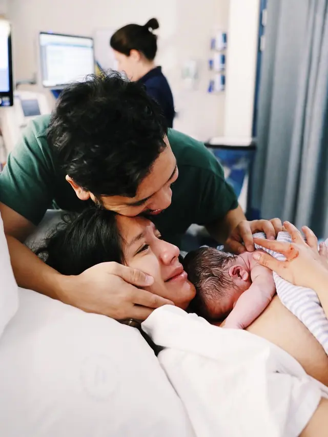 7 Momen Haru Acha Sinaga Usai Berjuang Melahirkan Anak Pertama
