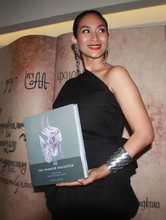 Menulis kisah inspiratif yang bisa menjadi inspirasi bagi banyak orang suatu kebanggan tersendiri bagi Happy Salma. (Galih W. Satria/Bintang.com)