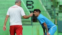 Arthur Cunha (kanan) latihan terpisah dengan pelatih fisik Arema. (Bola.com/Iwan Setiawan)