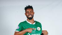 PSS Sleman akhirnya memperkenalkan pemain asing anyarnya asal Burundi Elvis Kamsoba pada jendela transfer paruh musim Liga 1 2023/2024. Ia akan mengisi posisi yang ditinggalkan Kei Sano sebagai penyerang sayap. (Dok PSS Sleman)