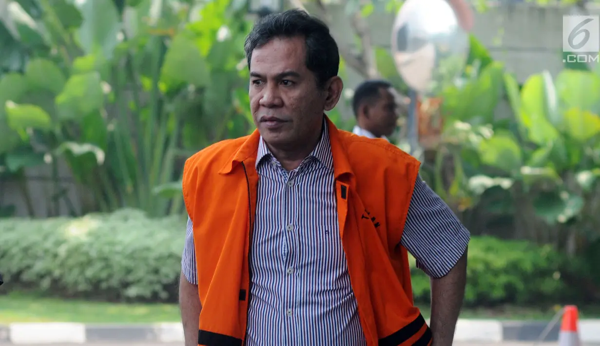 Bupati Hulu Sungai Tengah (nonaktif) Abdul Latif bersiap menjalani pemeriksaan di gedung KPK, Rabu (2/5). Abdul Latif diperiksa untuk melengkapi berkas kasus suap pembangunan RSUD Damanhuri Barabai, Kalimantan Selatan. (Merdeka.com/Dwi Narwoko)
