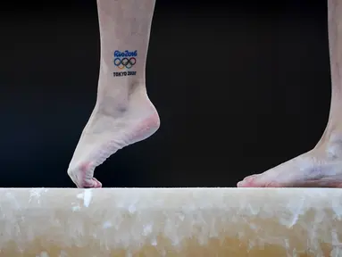 Pesenam artistik Kanada, Shallon Olsen tampil di atas balok keseimbangan selama kualifikasi senam artistik putri Olimpiade Tokyo 2020, di Tokyo pada 25 Juli 2021, di Tokyo. Berbeda dengan negara lain, di Jepang tato dianggap sebagai hal yang tabu dan memiliki kesan yang buruk. (AP/Natacha Pisarenko)