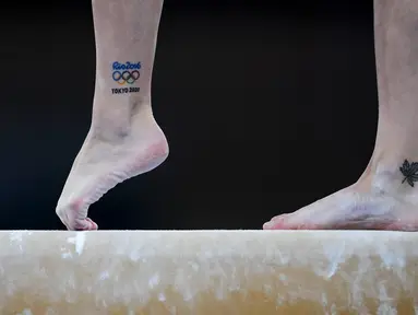 Pesenam artistik Kanada, Shallon Olsen tampil di atas balok keseimbangan selama kualifikasi senam artistik putri Olimpiade Tokyo 2020, di Tokyo pada 25 Juli 2021, di Tokyo. Berbeda dengan negara lain, di Jepang tato dianggap sebagai hal yang tabu dan memiliki kesan yang buruk. (AP/Natacha Pisarenko)