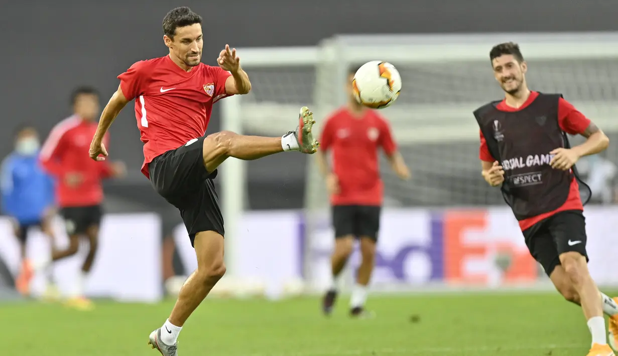 Pemain Sevilla Jesus Navas menendang bola saat sesi latihan di Cologne, Jerman, Kamis (20/8/2020). Sevilla akan menghadapi Inter Milan di final Liga Europa. (AP Photo/Martin Meissner)