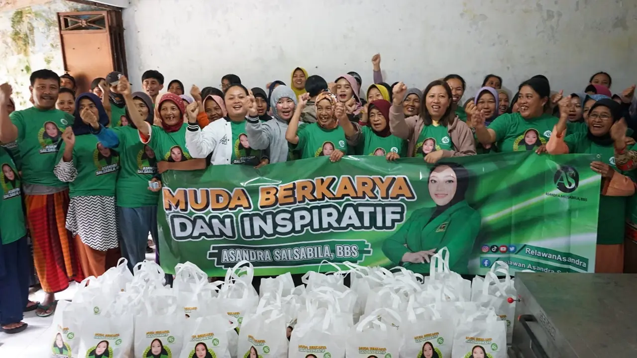 Bakal calon legislatif (bacaleg) DPR dari PPP, Asandra Salsabila membagikan sembako di dua titik di Jawa Timur. Hal ini dilakukan oleh relawannya yang mengatasnamakan Relawan Asandra.