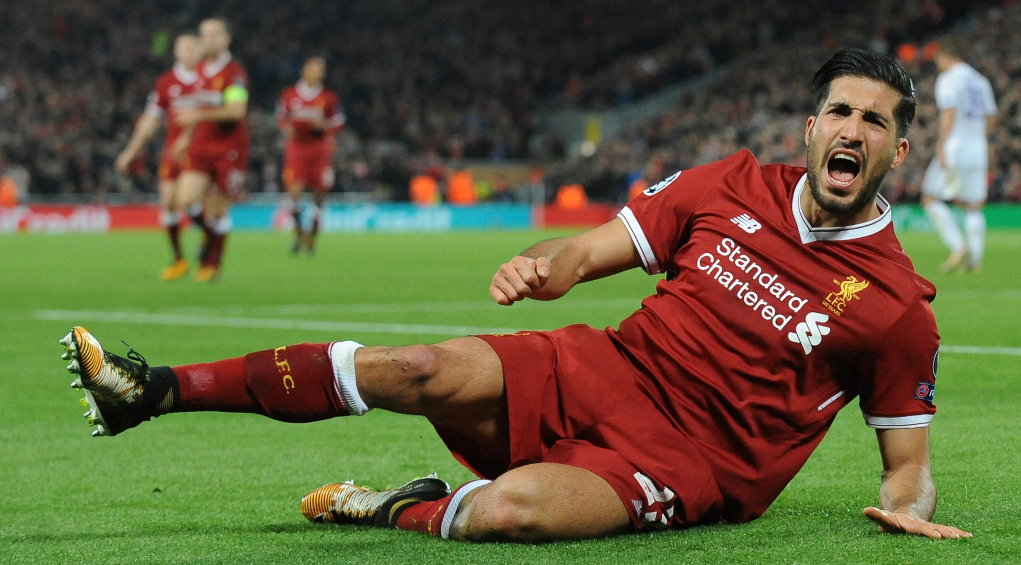 Pemain Liverpool, Emre Can berselebrasi setelah mencetak gol ke gawang Maribor pada laga lanjutan Grup E Liga Champions di Anfield, Kamis (2/11). Liverpool membuka lebar jalannya menuju babak 16 besar usai menang 3-0 atas Maribor. (AP/Rui Vieira)