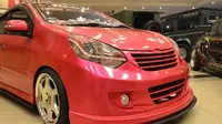 Toyota Agya pink milik Adelia Ika (Istimewa)