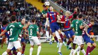 Pemain Barcelona, Robert Lewandowski, duel udara dengan pemain Alaves, Abdel Abqar, pada laga pekan ke-13 La Liga 2023/2024 di Estadi Olímpic Lluís Companys, Minggu (12/11/2023). Dua gol yang disumbangkan Lewandowski menjadi momen kebangkitan sang pemain setelah mandul dalam enam pertandingan. (AP Photo/Joan Monfort)