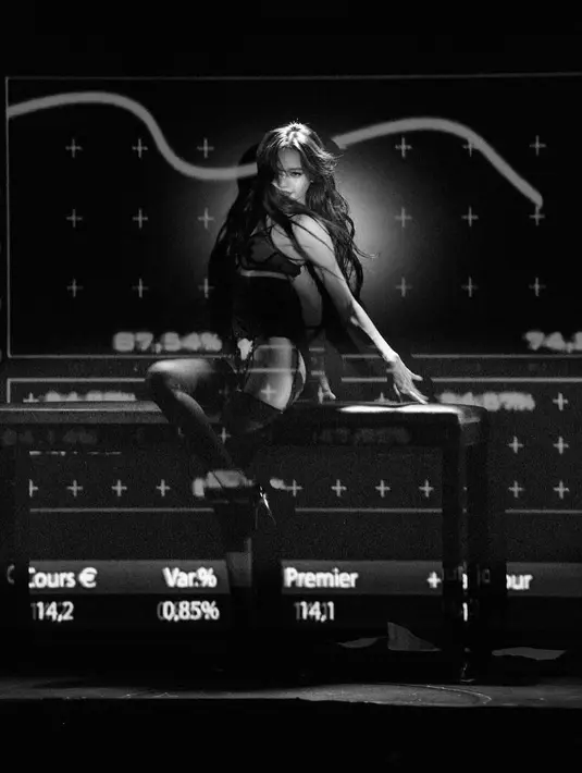 Pelantun hit “Money” itu kini tampil dalam balutan set lingerie dari brand LIVY. [@lalalalisa_m]