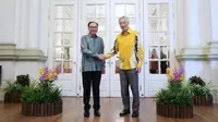 PM Singapura Lee Hsien Loong dan PM Malaysia Anwar Ibrahim saat bertemu di Singapura pada Senin (30/10/2023). (Dok. Kementerian Komunikasi dan Informasi Singapura via CNA)