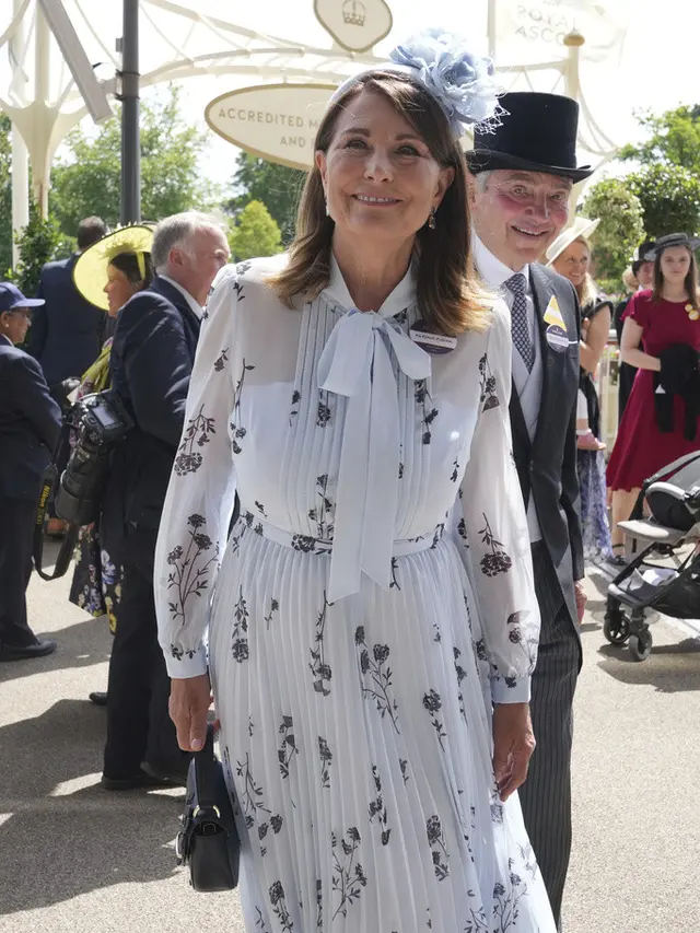 Carole dan Michael Middleton, orangtua Kate Middleton.  (AP Photo/Kin Cheung)