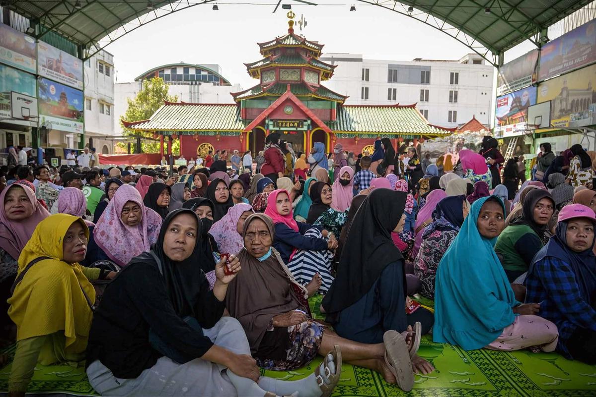 FOTO: Ribuan Warga Surabaya Antre Zakat Mal Rp 500 Ribu per Orang di Masjid Cheng Hoo