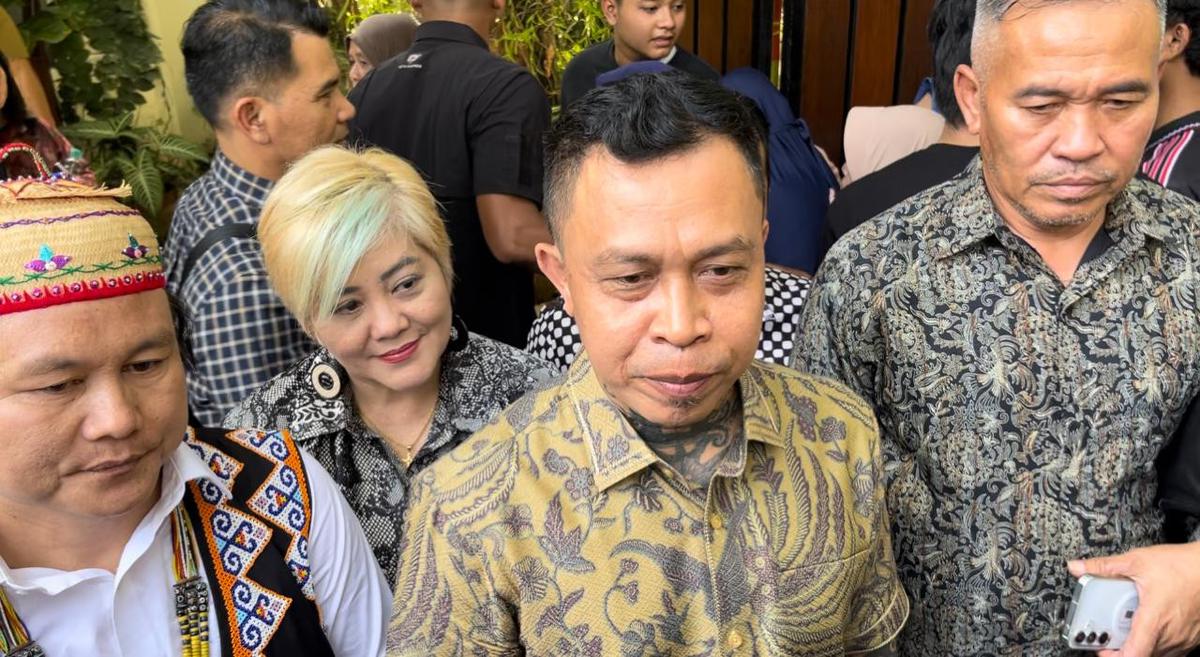Panglima Besar Pasukan Merah Tariu Borneo Bangkule Rajakng (TBB), Panglima Jilah, saat bertandang ke kediaman pribadi Jokowi di Jalan Kutai Utara, Sumber, Solo, Senin (10/8). (merdeka.com/arie sunaryo).