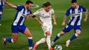 Gelandang Real Madrid, Luka Modric, berebut bola dengan penyerang Alaves, Lucas Perez, pada laga lanjutan La Liga pekan ke-35 di Stadion Alfredo di Stefano, Sabtu (11/7/2020) dini hari WIB. Real Madrid menang 2-0 atas Alaves. (AFP/Gabriel Bouys)