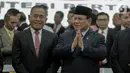 Pejabat baru Menteri Pertahanan Prabowo Subianto (kanan) bersama pejabat lama Menteri Pertahanan, Ryamizard Ryacudu usai seremoni serah terima di Kementerian Pertahanan, Jakarta, Kamis (24/10/2019). Ryamizard Ryacudu resmi menyerahkan jabatan kepada Prabowo Subianto. (Liputan6.com/Faizal Fanani)