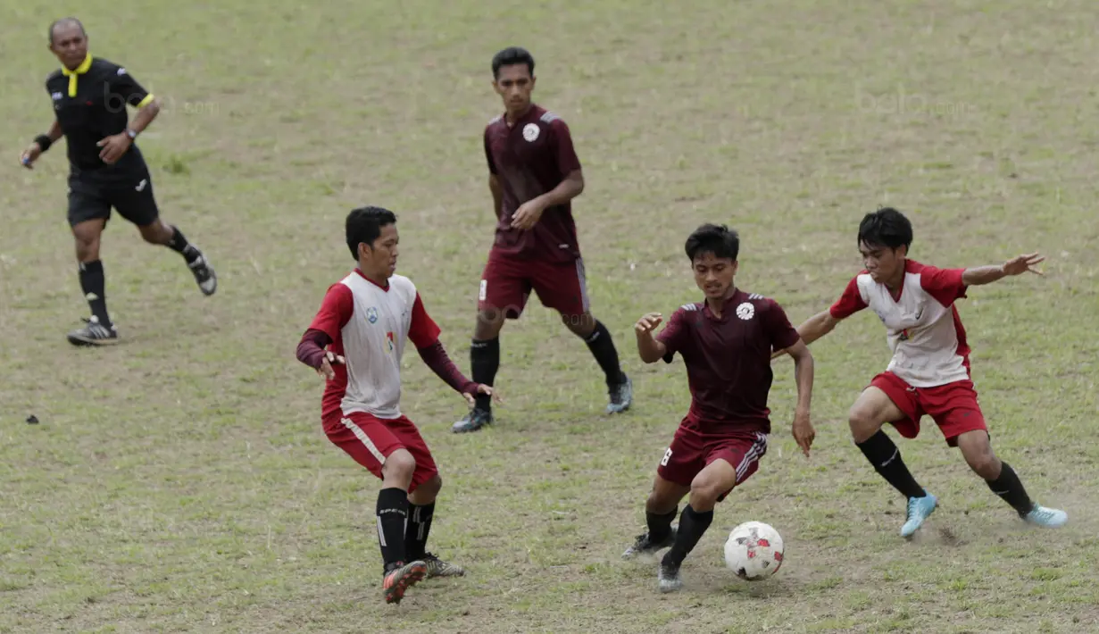 Pemain Universitas Negeri Makassar (UNM), Akbar, berusaha melewati pemain UIN Alauddin pada laga Torabika Campus Cup 2017 di Stadion UNM, Makassar, Rabu, (18/10/2017). UNM menang 1-0 atas UIN Alauddin. (Bola.com/M Iqbal Ichsan)