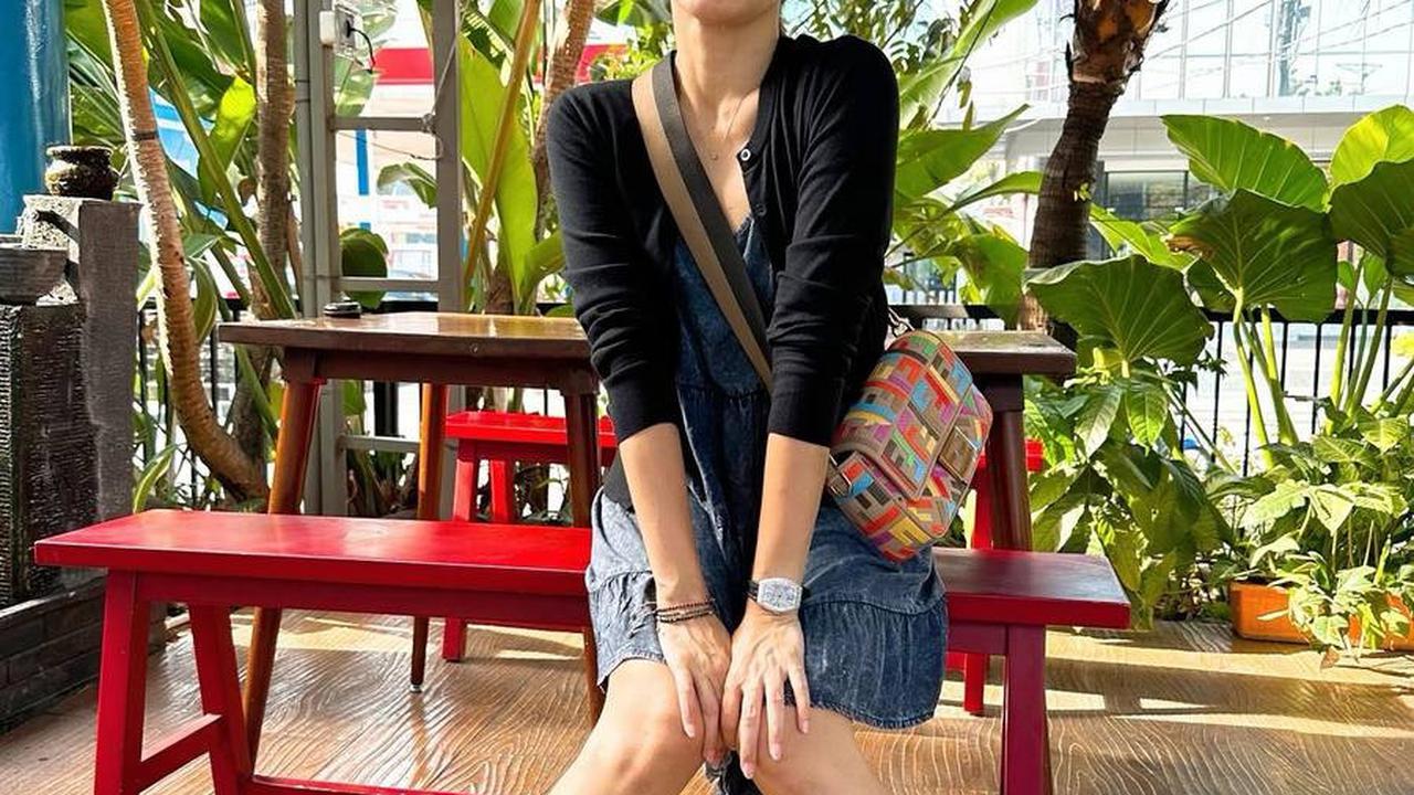Nggak Pernah Gagal, 8 Foto Ussy Sulistiawaty Tetap Seperti ABG Saat Dandan Casual Sehari-Hari