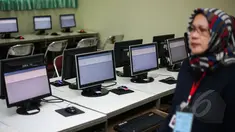 Persiapan ujian nasional (UN) 2015 berbasis komputer di SMA Negri 70, Jakarta, Senin (13/4/2015). Sebanyak 585 dari 70 ribu sekolah menjadi percontohan untuk menjalankan ujian nasional berbasis komputer di seluruh Indonesia.  (Liputan6.com/Faizal Fanani)