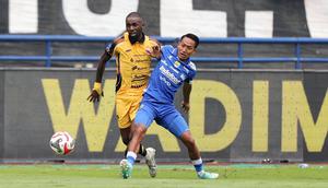 Pemain Persib Bandung, Beckham Putra (kanan) berebut bola dengan pemain Persija Jakarta, Allano De Souza Lima dalam laga lanjutan BRI Super League 2025/2026 di Stadion Gelora Bandung Lautan Api, Bandung, Minggu (11/01/2026). (Bola.com/Abdul Aziz)