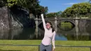 Untuk aktivitas outdoor, Febby memilih outfit sporty berupa zip-up top warna soft pink dipadukan running shorts abu-abu. Sneakers putih dan sunglasses kecil memberi nuansa sporty chic yang ringan dan youthful. [@febbyrastanty].