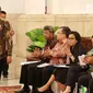 Presiden Joko widodo saat memberikan pengarahan kepada kepala daerah se-Indonesia di Istana, Jakarta, Selasa (24/10). Arahan dilakukan agar kepala daerah dapat membangun daerahnya dengan cepat dan tanpa ada korupsi. (Liputan6.com/Angga Yuniar)