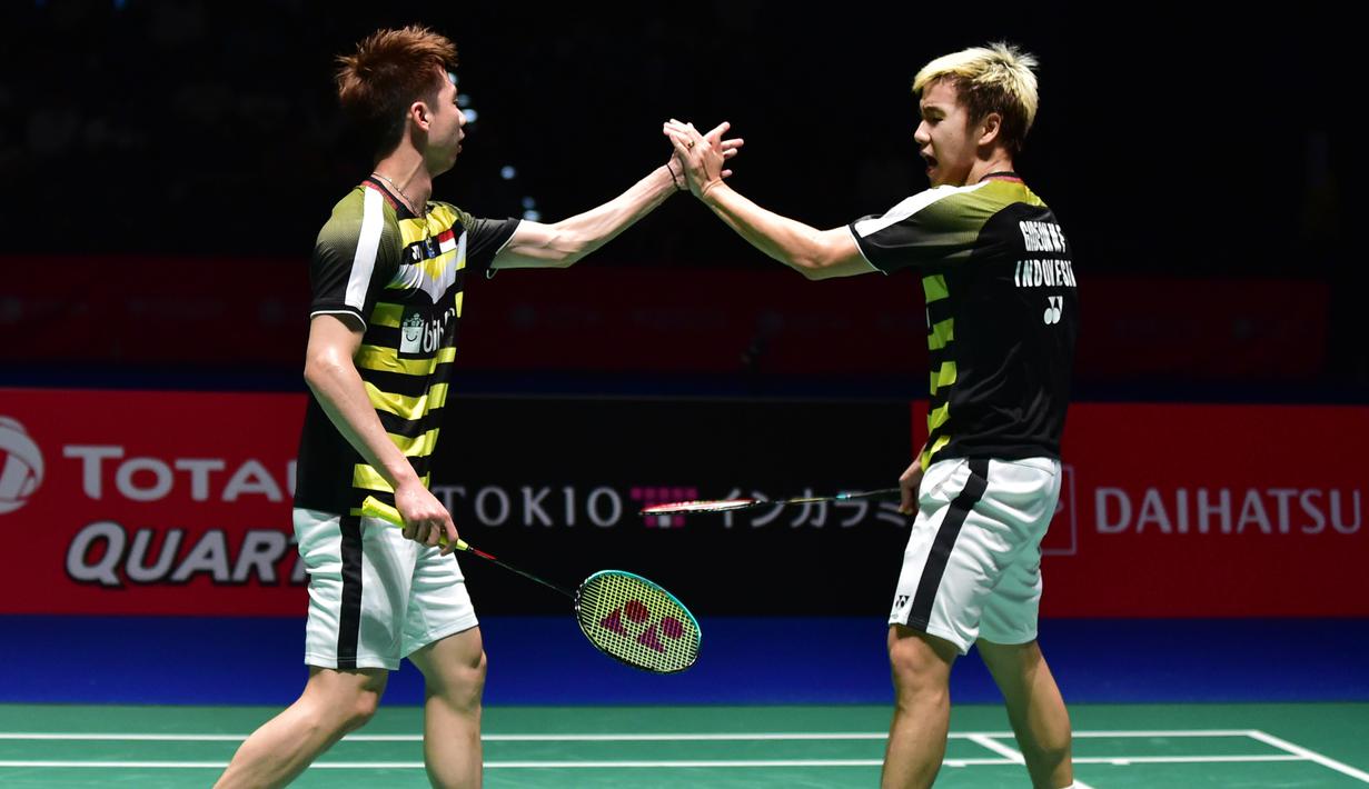 Ganda putra Indonesia, Kevin Sanjaya / Marcus Gideon, merayakan kemenangan atas Li Junhui / Liu Yuchen pada final Jepang Terbuka di Tokyo, Minggu (16/9/2018). Kevin Sanjaya / Marcus Gideon berhasil menjadi juara. (AFP/Kazuhiro Nogi)