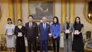 <p>Blackpink dapat gelar kehormatan MBE dari Raja Charles III. Hadir pula Presiden Korea Selatan Yoon Suk Yeol dan Ibu Negara Kim Keon Hee.(Victoria Jones/Pool Photo via AP)</p>
