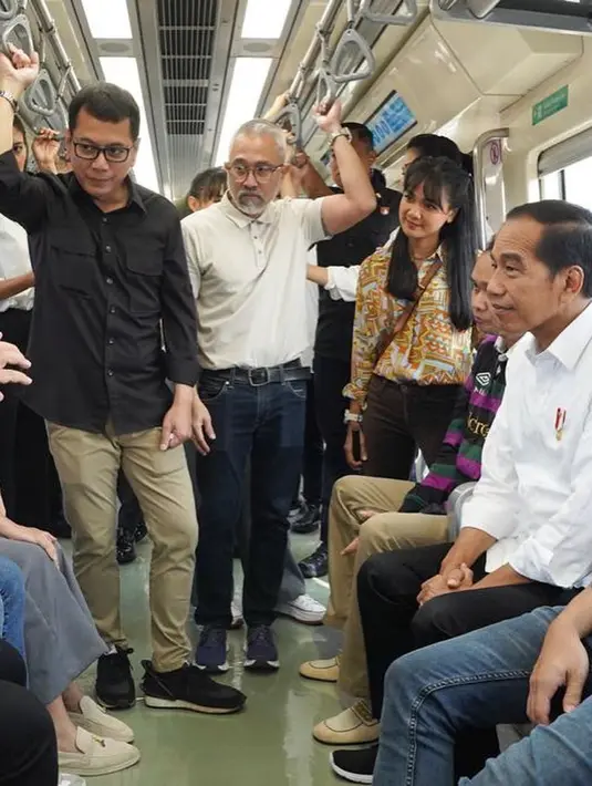 Rombongan Presiden dan pelaku seni ini menjajal LRT dari Jati Mulya Bekasi sampai Dukuh Atas, Jakarta. [Instagram/nirinazubir_]