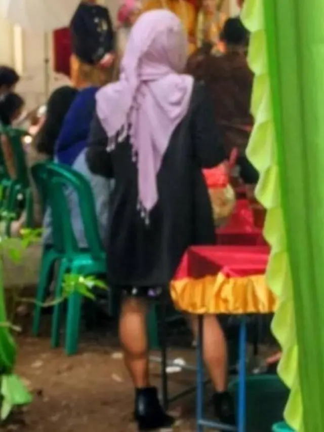 6 Potret Outfit saat Kondangan Ini Nyeleneh Banget, Bikin Geleng Kepala