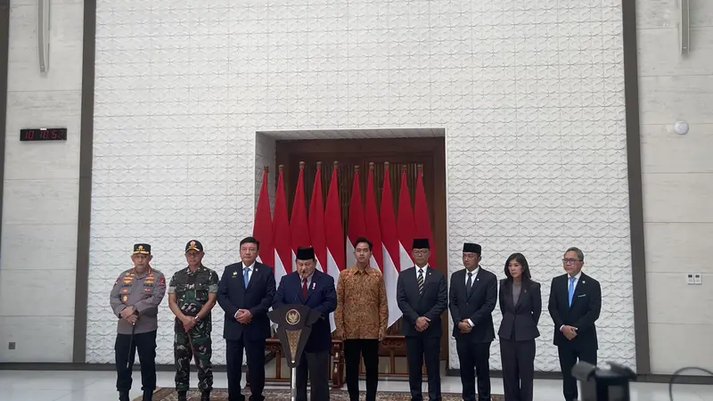 Presiden Prabowo Subianto memberikan keterangan pers sebelum bertolak meninggalkan Indonesia dalam rangka kunjungan kerja luar negeri, Jumat (8/11/2024). (Liputan6.com/Muhammad Radityo Priyasmoro)
