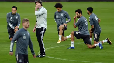 Pelatih Jerman Joachim Loew (ketiga kiri) dan para pemainnya menghadiri sesi latihan di stadion La Cartuja di Seville (17/11/2020). Jerman akan bertanding melawan Spanyol pada Matchday 6 UEFA Nations League 2020 di Estadio La Cartuja de Sevilla. (AFP/Cristina Quicler)