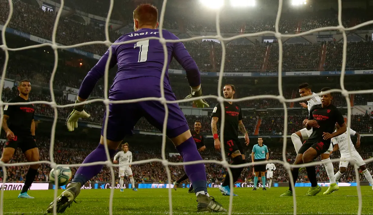 Pemain Real Madrid Casemiro (kedua kanan) mencetak gol ke gawang Sevilla pada pertandingan Liga Spanyol di Stadion Santiago Bernabeu, Madrid, Spanyol, Sabtu (18/1/2020). Menang 2-1, Real Madrid memuncaki klasemen sementara Liga Spanyol. (AP Photo/Manu Fernandez)