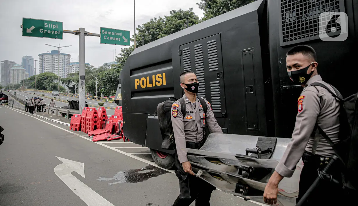 Polisi menyiapkan tameng untuk menjaga keamanan di sekitar Gedung DPR/MPR RI, Jakarta, Jumat (14/8/2020). Pengamanan ekstra tersebut untuk mengantisipasi rencana unjuk rasa menolak RUU Cipta Kerja yang bertepatan dengan Sidang Tahunan di Gedung DPR. (Liputan6.com/Faizal Fanani)